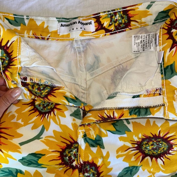 American Apparel High Waisted beautiful Sunflower shorts in size 24/25 - Picture 3 of 4